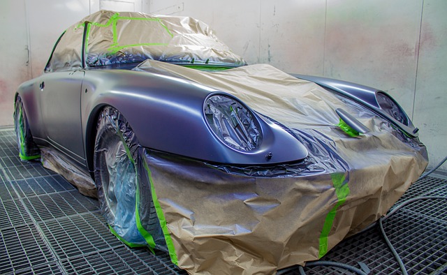Porsche 911 en cabine de peinture